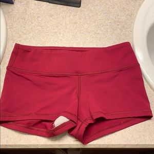 Maroon fleos single lined mid rise 2.5 inseam